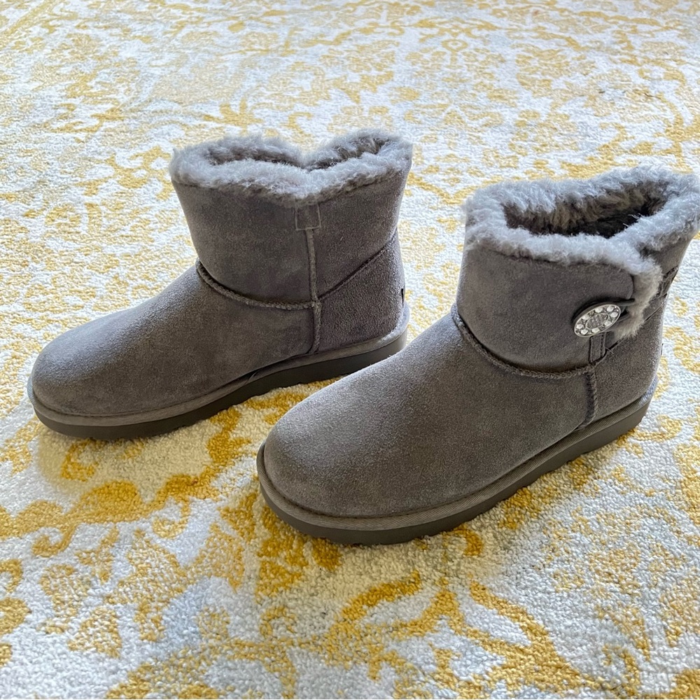 New UGG Mini Bailey button crystals boots size 9 - Picture 3 of 9